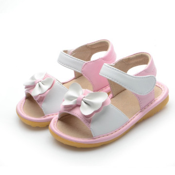 Weiße Baby Sandalen mit einem niedlichen Bogen